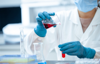 약물을 실험중인 과학자