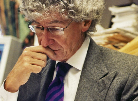 안경을-쓰고-생각에-잠긴-정장-차림의-리처드-드리하우스-리스크-관리와-포트폴리오-최적화를-고민하는-금융-분석-이미지