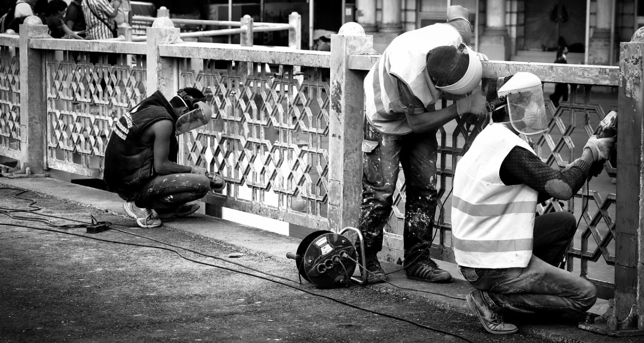 다리 난간을 만드는 남자들 흑백사진
