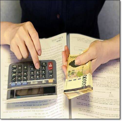 생활비 계산하는 여성
