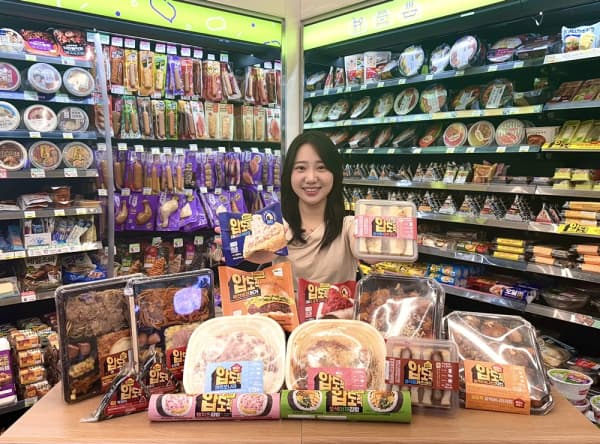 간식을 들고 있는 여자 모델