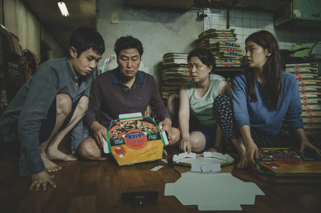 영화 기생충 기택 가족이 함께 있는 장면
