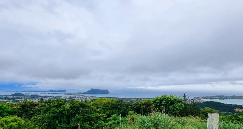 올레2코스 대수산봉 정상에서 바라본 성산일출봉과 그 일대