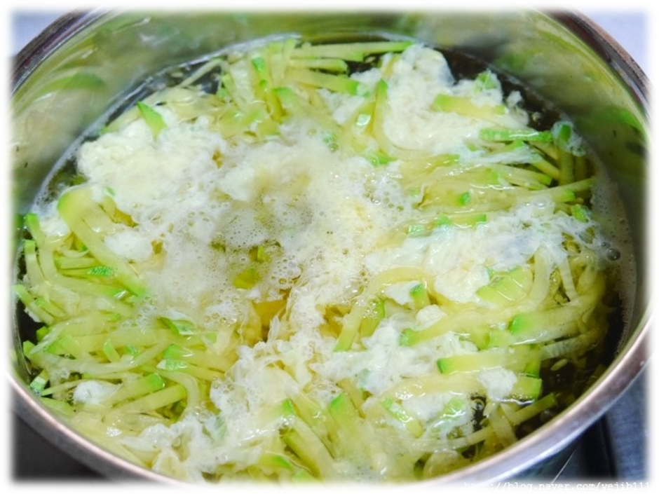 STEP 5 

달걀물을 넣은 후,
취향에 따라 휘휘 저어주세요.
불 끄고 소금을 넣어 간 맞춰주세요.

🥕 달걀물, 소금 0.5t
✅ 센불

💡 달걀물을 넣고 바로 불을 꺼 주세요