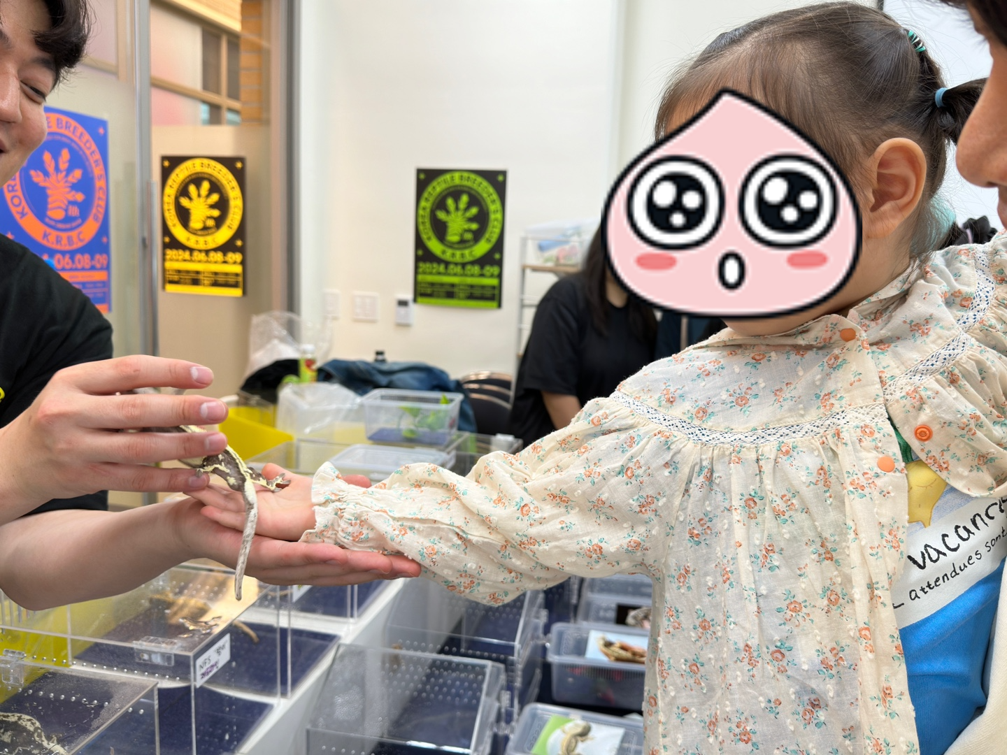 크레팍스님이-큰딸아이에게-도마뱀을-만질수있게-도와주시는-사진