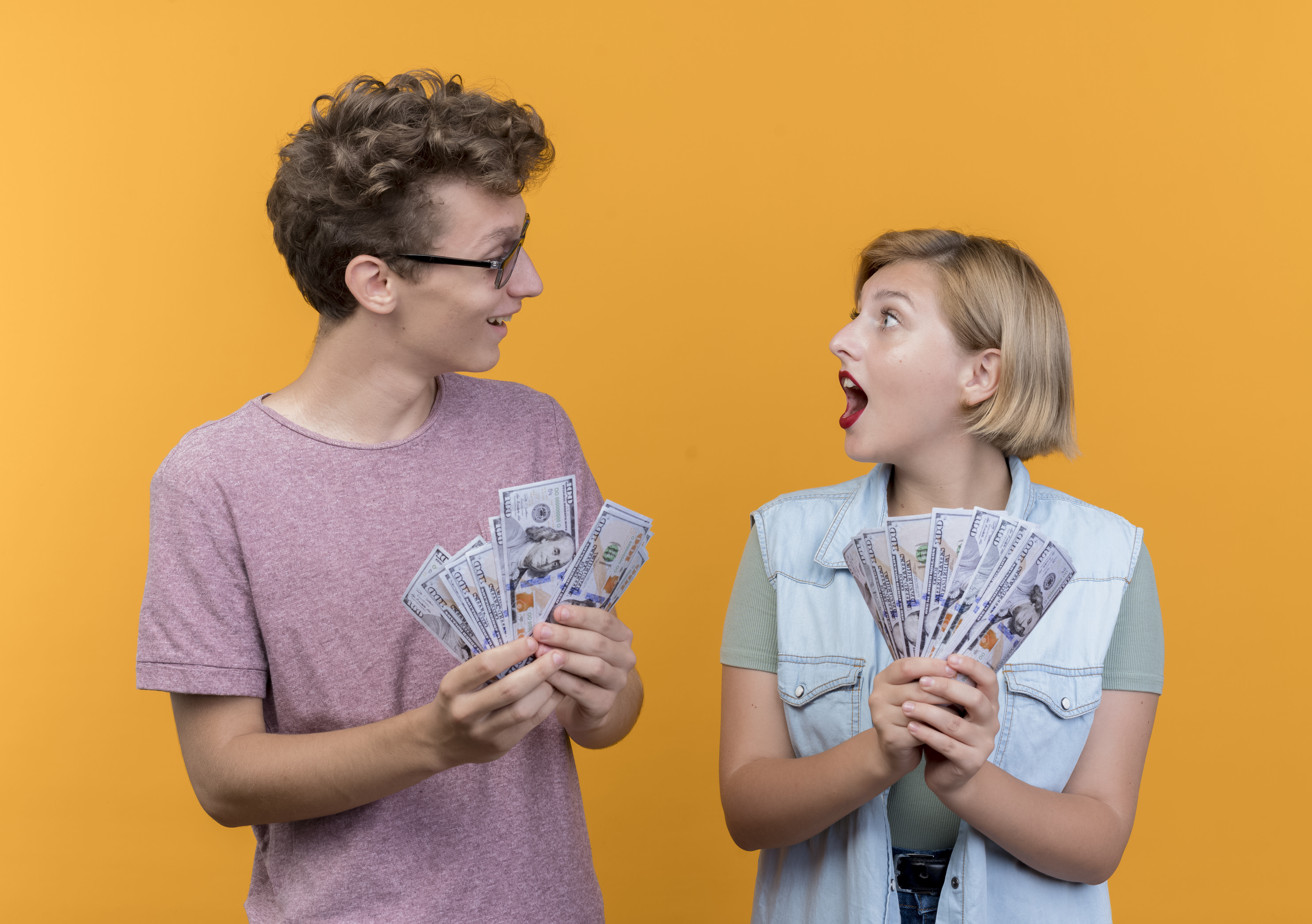 현금을 든 사람