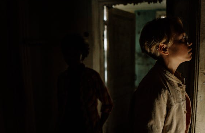 어둠 속의 누군가와 남자