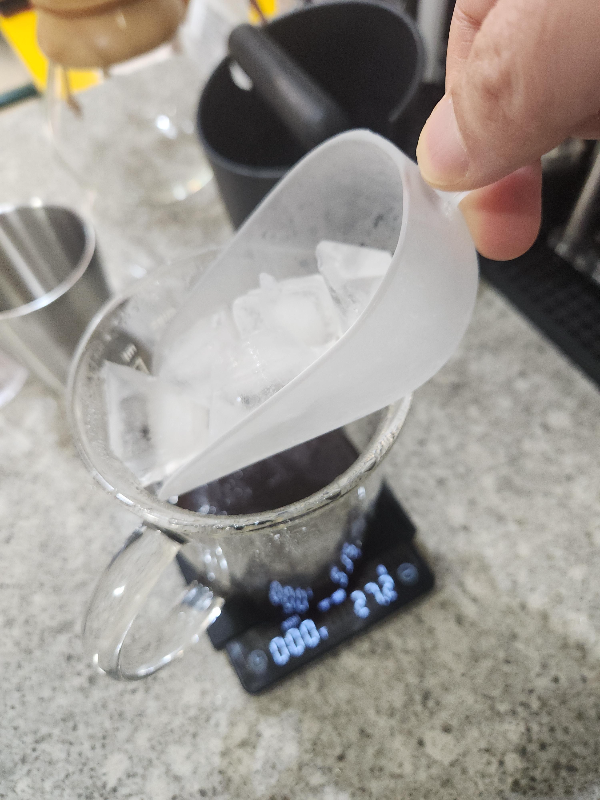 얼음 50~ 60g을 투입해 칠링한다.