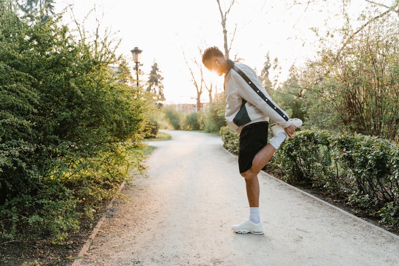 아침 공원에서 종아리 스트레칭 &mdash; 복귀 회복 루틴