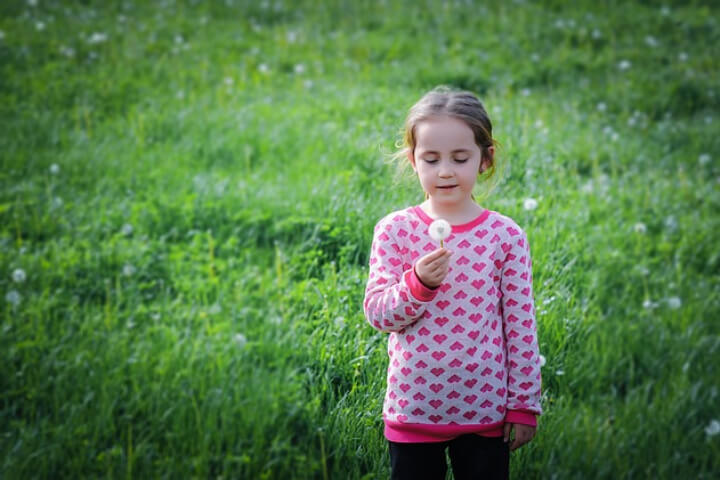 들판에-서있는-아동