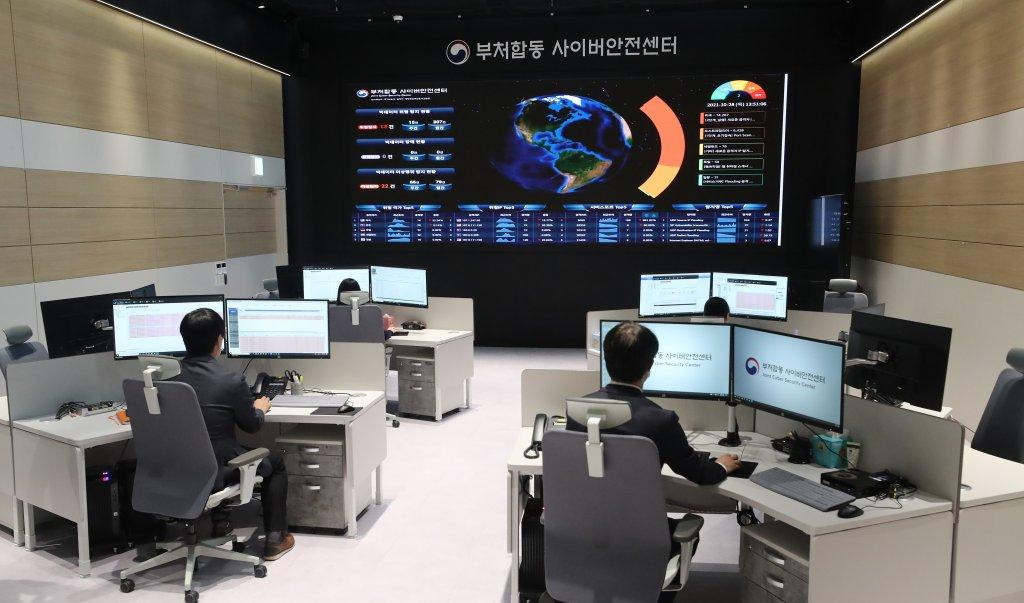 정보보안기사 있는 사람이 관리자로 업무하는 모습