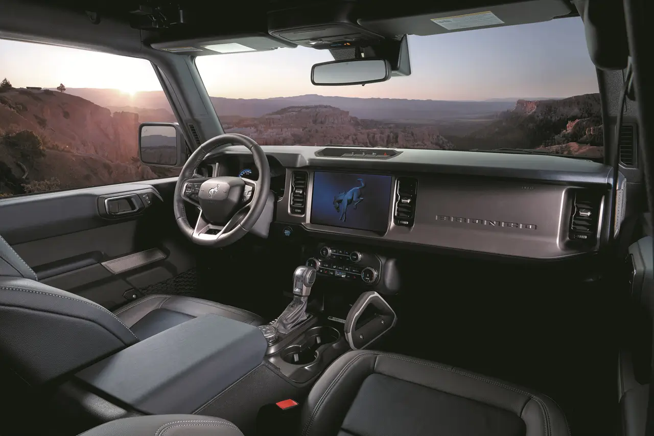 포드 브롱코 차량 이미지 내부