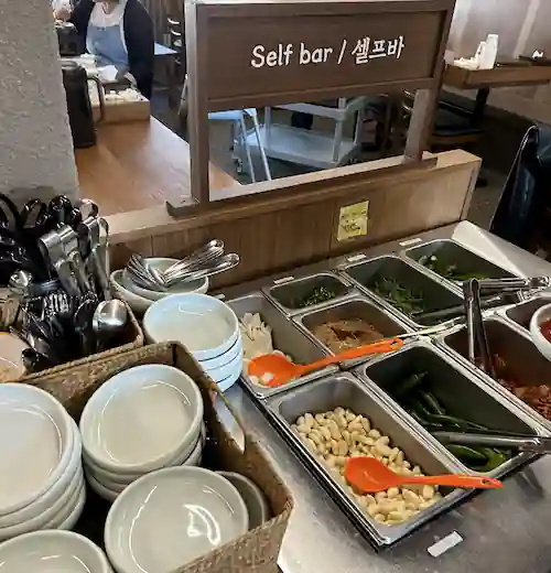 가게 중앙에 비치된 셀프바