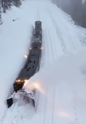 철길을-기차가-지나가며-제설작업-하는-장면