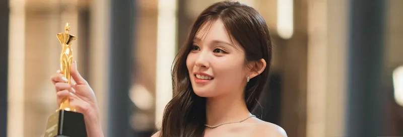 어느 시상식에서 드레스를 입고 상을 받고 있는 소용없어 거짓말의 샤온