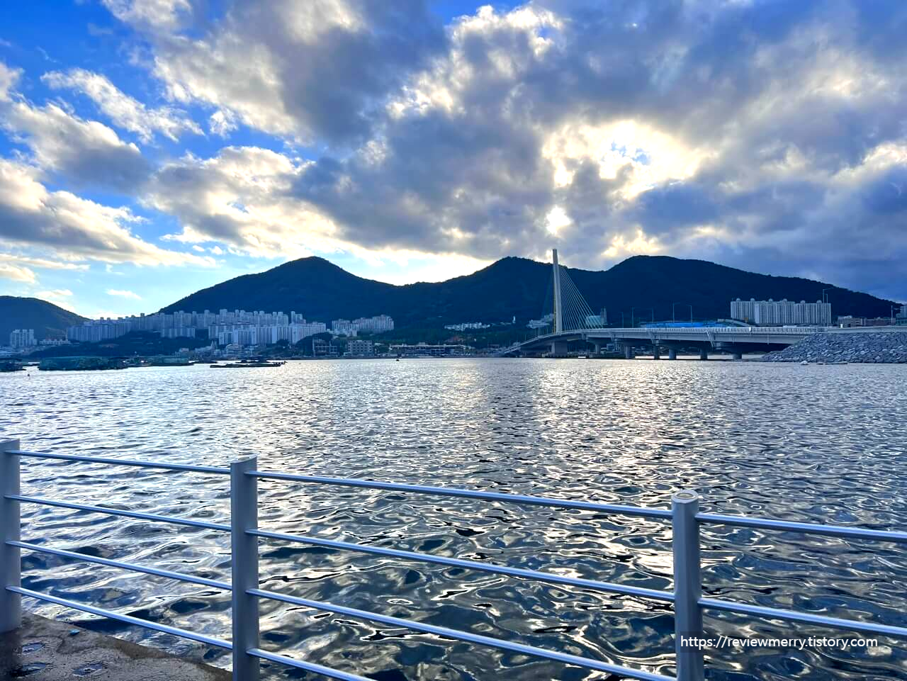 다리에서 보는 바다 사진