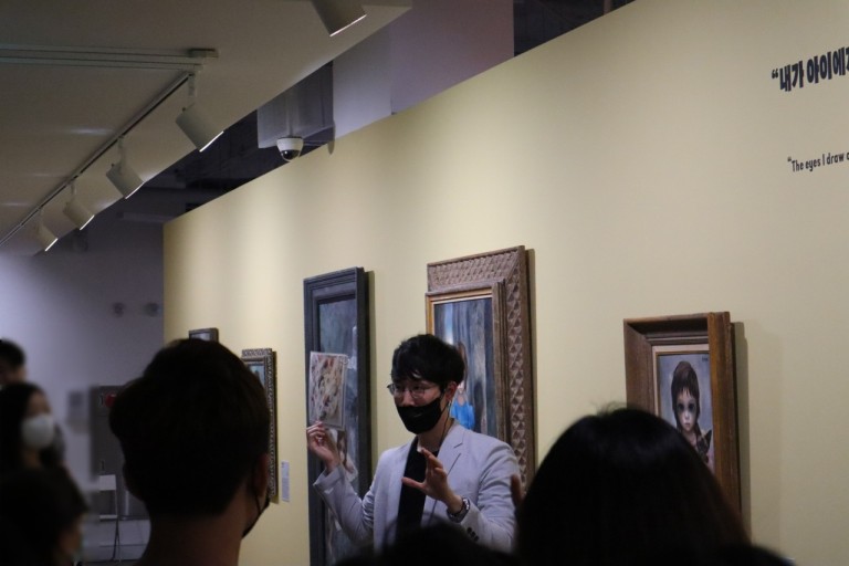 도슨트와 큐레이터는 역할에서 차이가 있습니다.