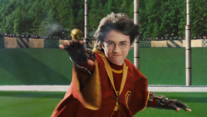 해리포터가 골든스니치를 잡기 직전의 모습이다.