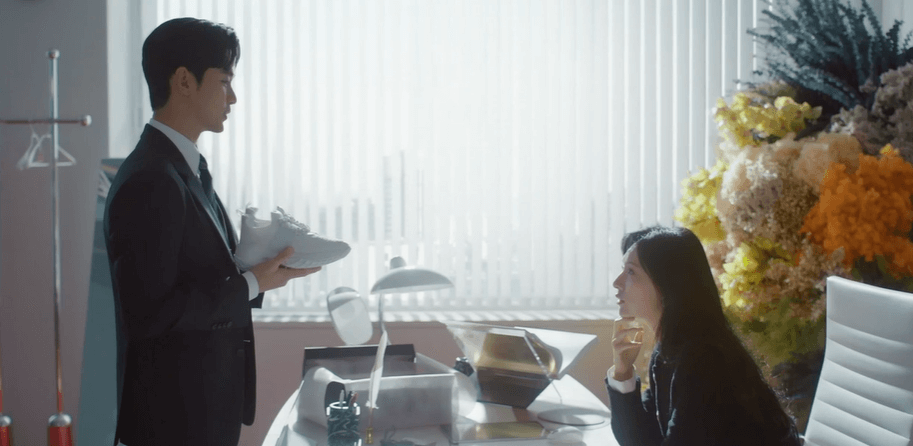 눈물의 여왕 운동화