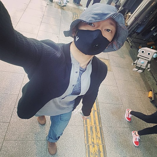 손석구 배우 거리 걷는 셀카사진