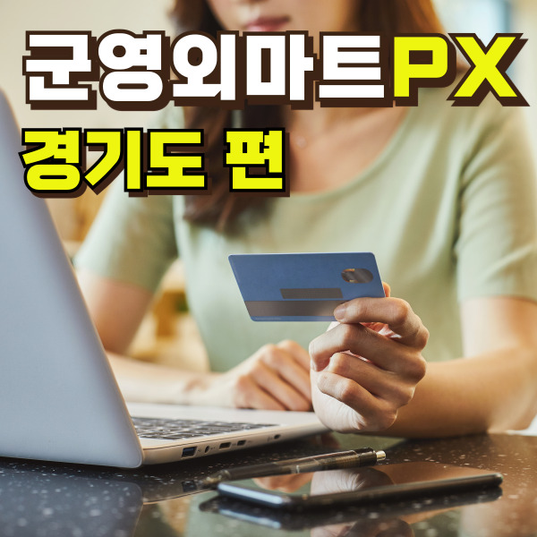 여성이 노트북을 사용하고 있습니다.