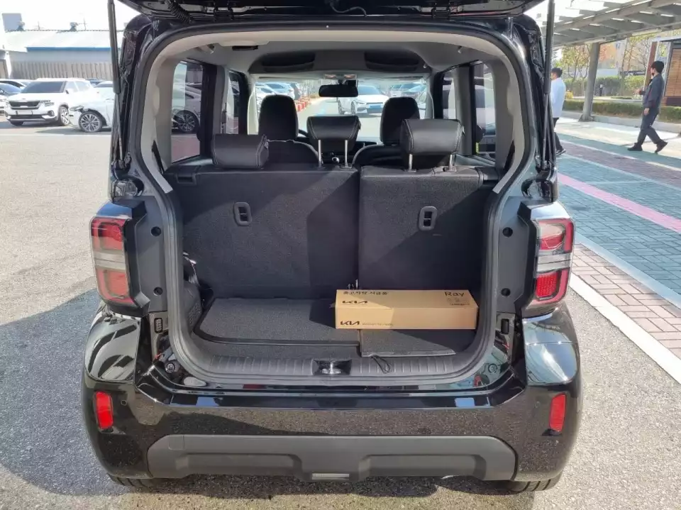 더 뉴 레이의 테일게이트를 연 모습입니다.