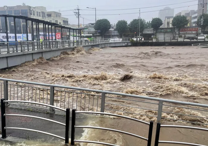 범람 직전의 광주천 모습