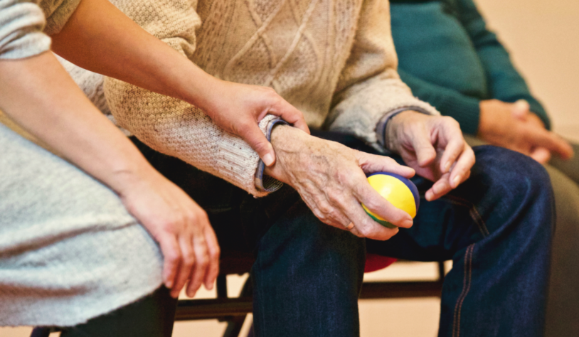 공을 잡고있는 노인의 팔목을 잡고 있는 여자