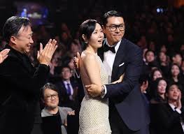 “아직도 현실감 없어” 팬들이 말하는 현빈♥손예진 부부 관련사진