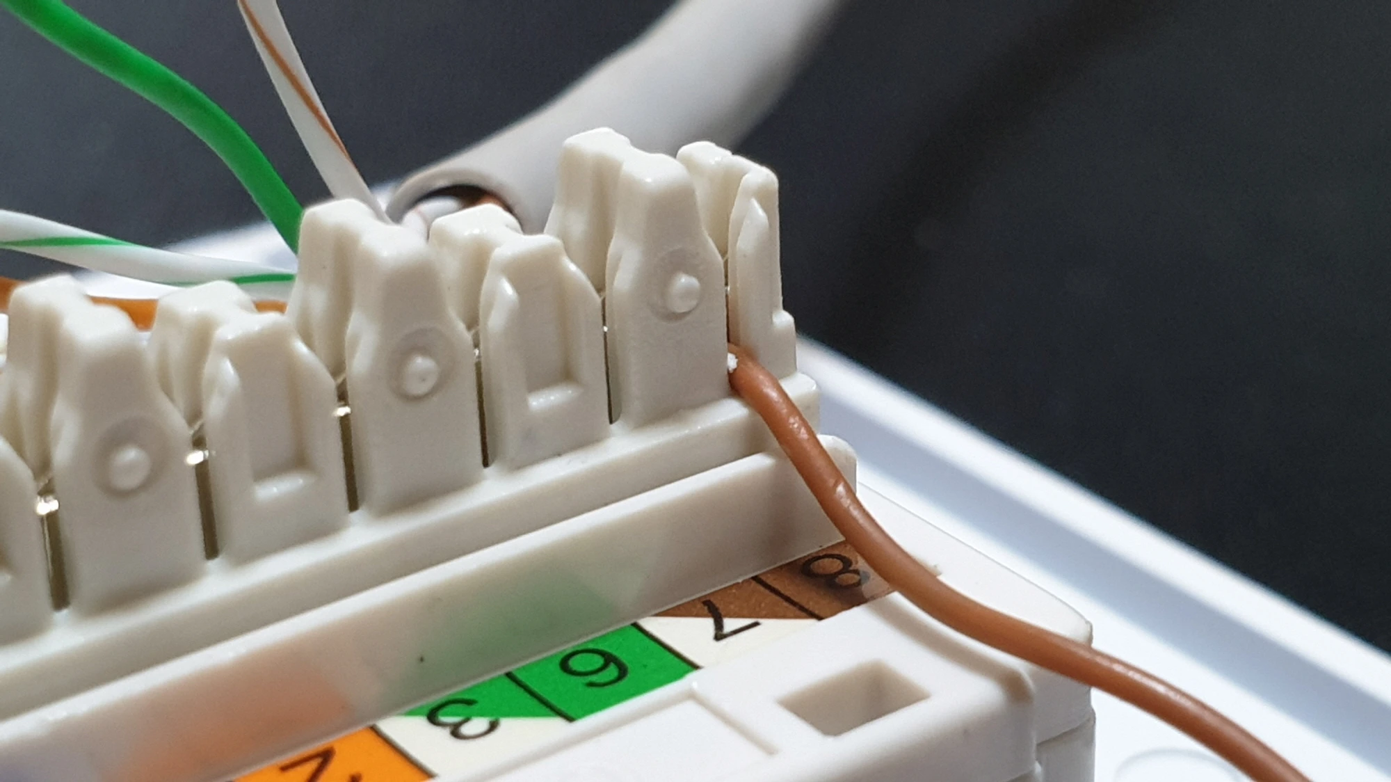 인터넷 선 끼우는 모습