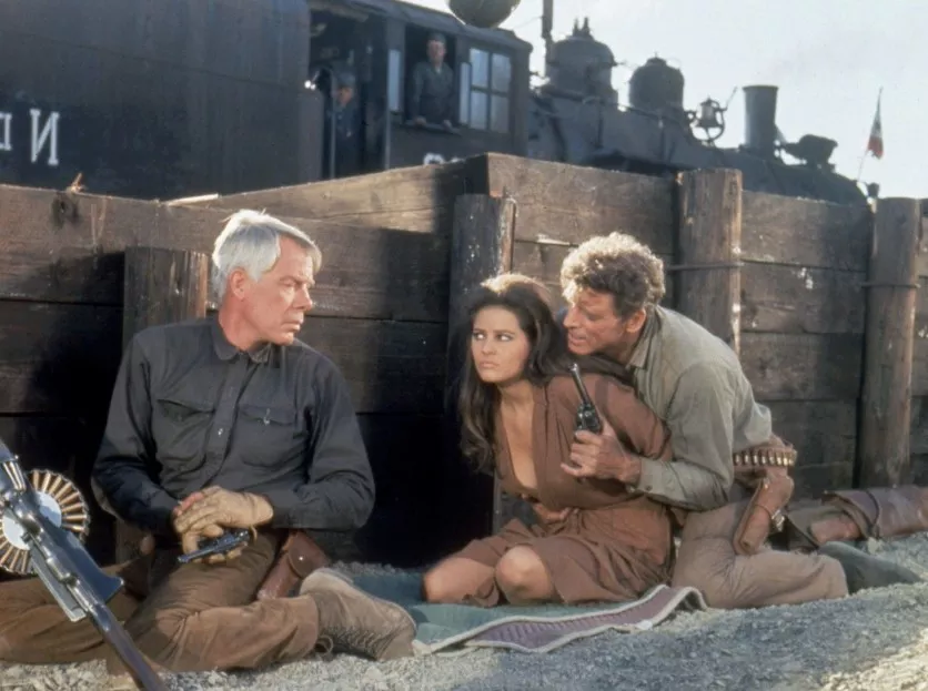 돌워스가 마리아를 붙잡고 있고 리코가 돌아보는 모습