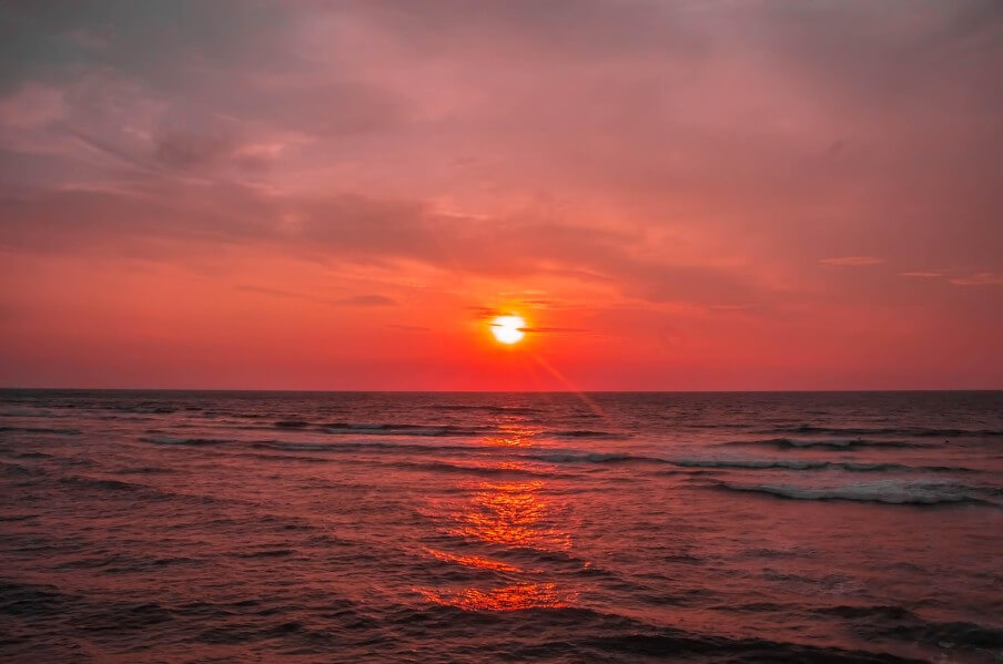 해가 뜨고 있는 모습