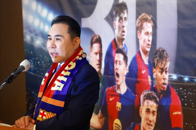 윤홍근 제너시스BBQ그룹 회장이 10일 서울 중구 롯데호텔에서 열린 BBQ 창사 30주년 기념 FC바르셀로나 아시아투어 서울 매치 초청 후원 발표회에서 경기 계획을 발표하고 있다.