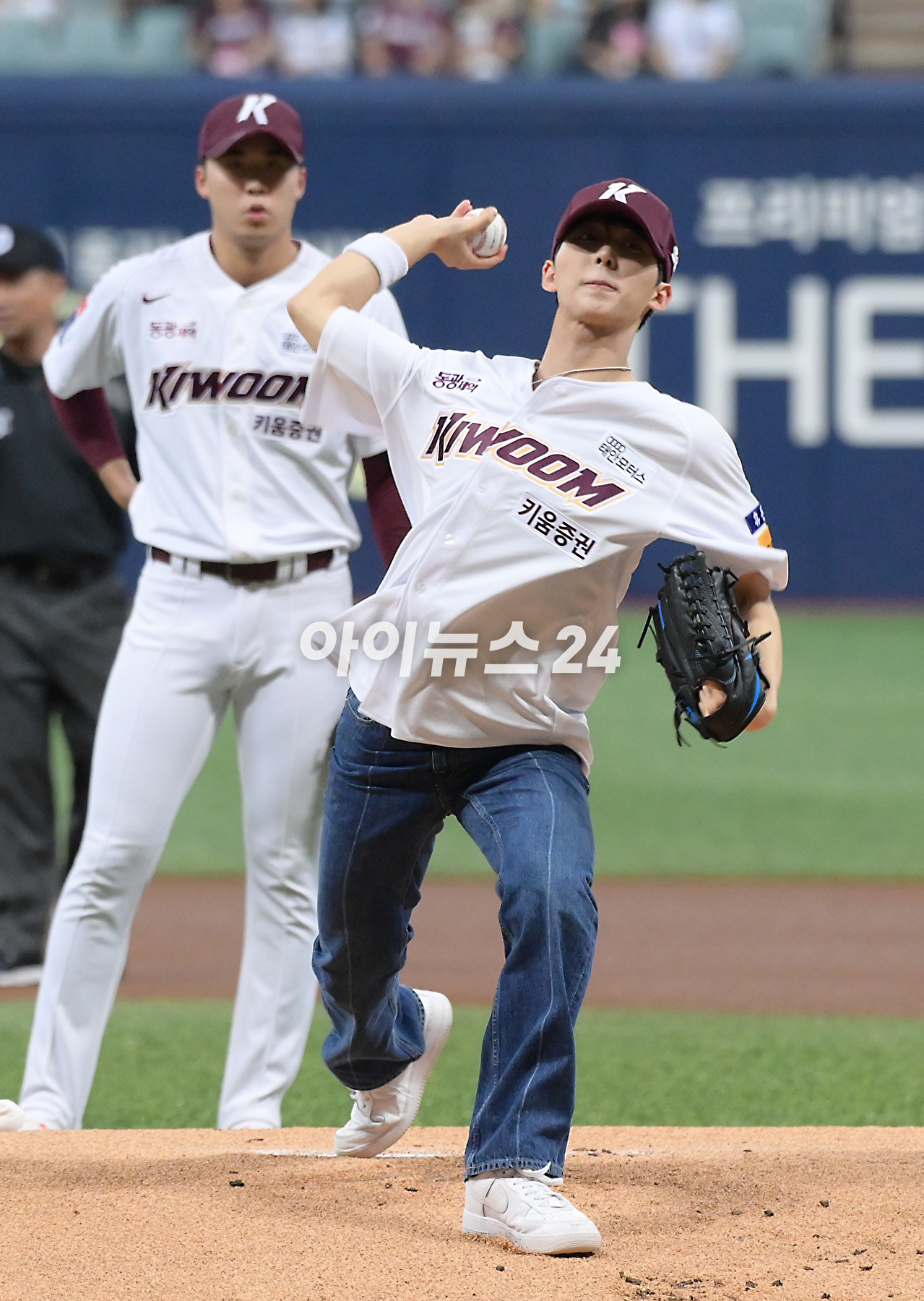 5일 오후 서울 고척스카이돔에서 열린 2023 KBO리그 NC 대 키움 경기에서 그룹 TNX(더뉴식스) 은휘가 시구를 선보이고 있다. [사진=정소희 기자]