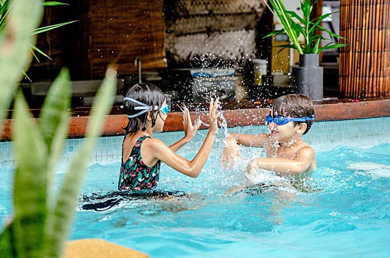 어린아이-남매가-물놀이-하는-모습