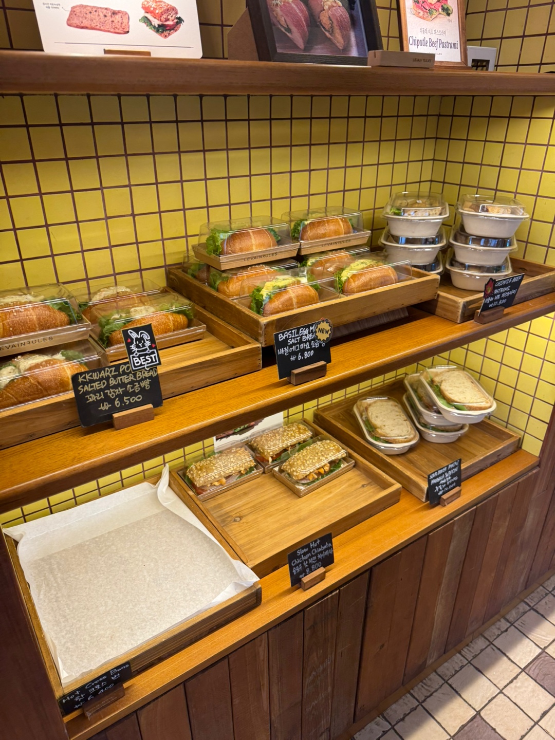 여러가지 샌드위치가 진열되어 있는 이미지