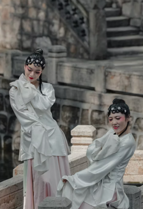 중국 전통의상을 입은 여성들