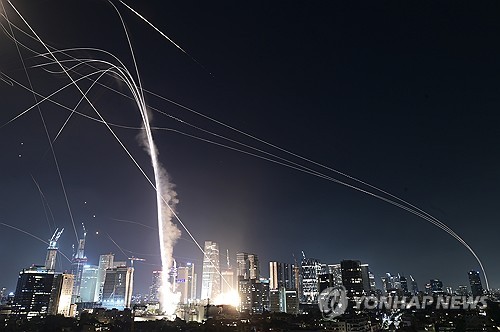 트럼프 이란에 항복 요구&amp;#44; 초대형 벙커버스터