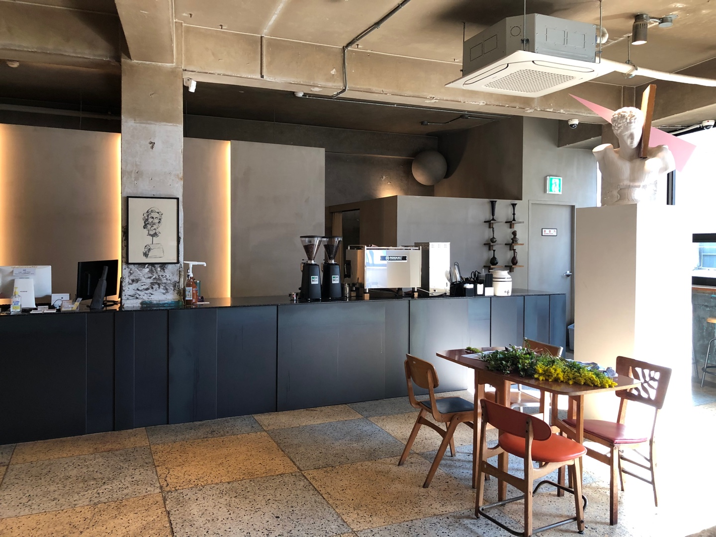 루이스의사물들-카페