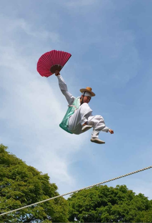 토토즐-페스티벌-외줄타기-이미지