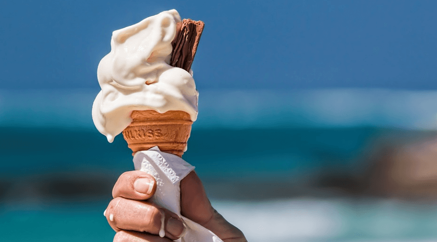 입덧에 좋은 음식 아이스크림을 들고 있다