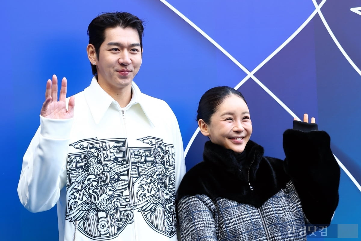 2026년 패션위크 행사에서 손을 흔드는 이대은