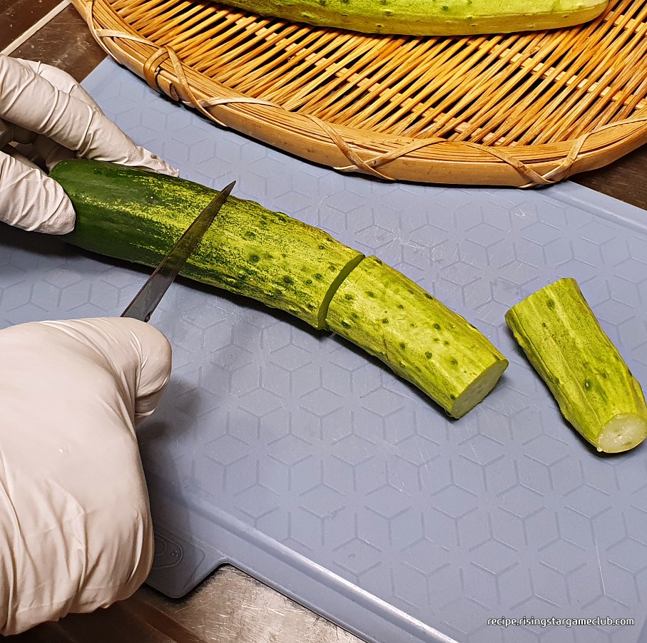 오이 소박이에 들어갈 오이를 적당한 크기로 자르는 사진