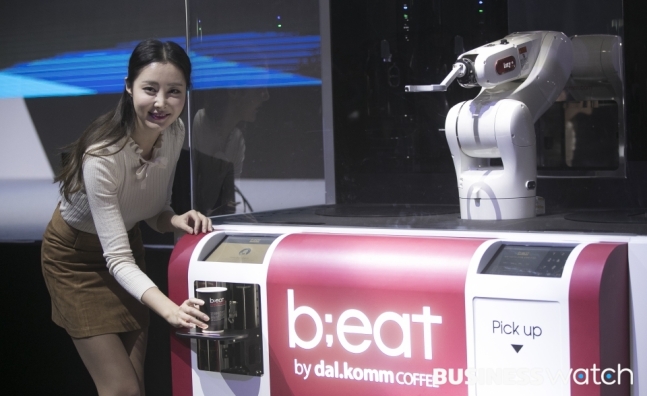 다날이 개발한 로봇커피머신 &#39;비트&#39;