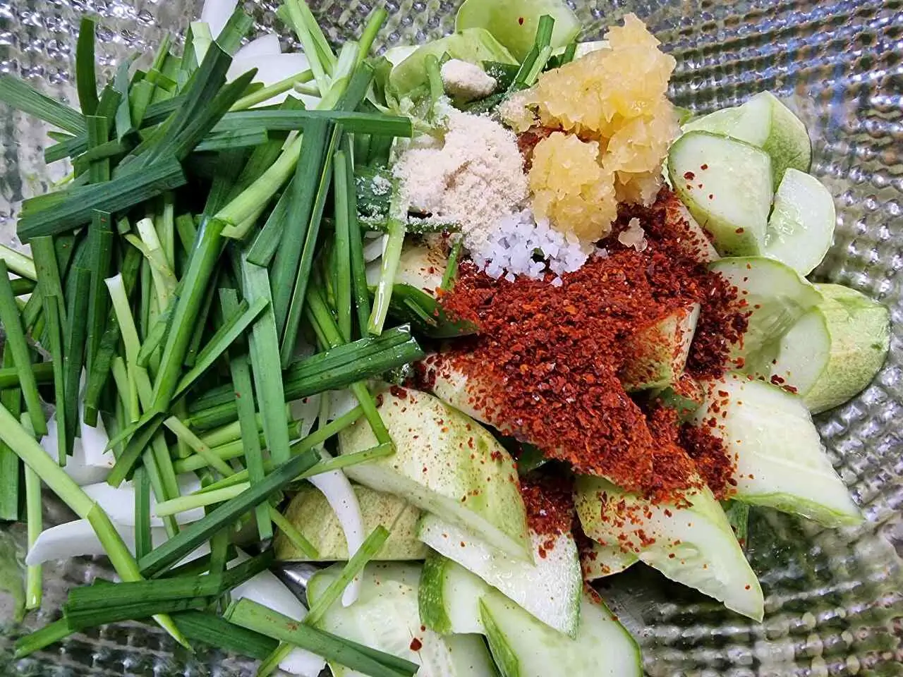 양념도 함께 넣고 버무려줍니다