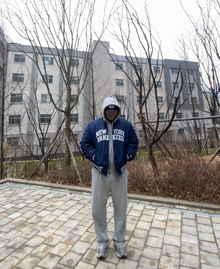 데일리룩('26.1.15.)반스 VANS 밀포드 비니, 뉴에라 MLB 뉴욕양키스 스타디움재킷 야구점퍼, 토피 그레이 후드티 집업, 토피 그레이 와이드 팬츠, 뉴발란스 993 그레이