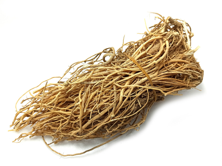 야생에서 채취를 한 쇠무릎지기풀의 뿌리인 우슬을 깨끗하게 세척을 한 후에 건조시킨 것을 하얀 바닥 위에 한아픔 끈으로 묶어놓은 것을 놓아두고 찍은 사진