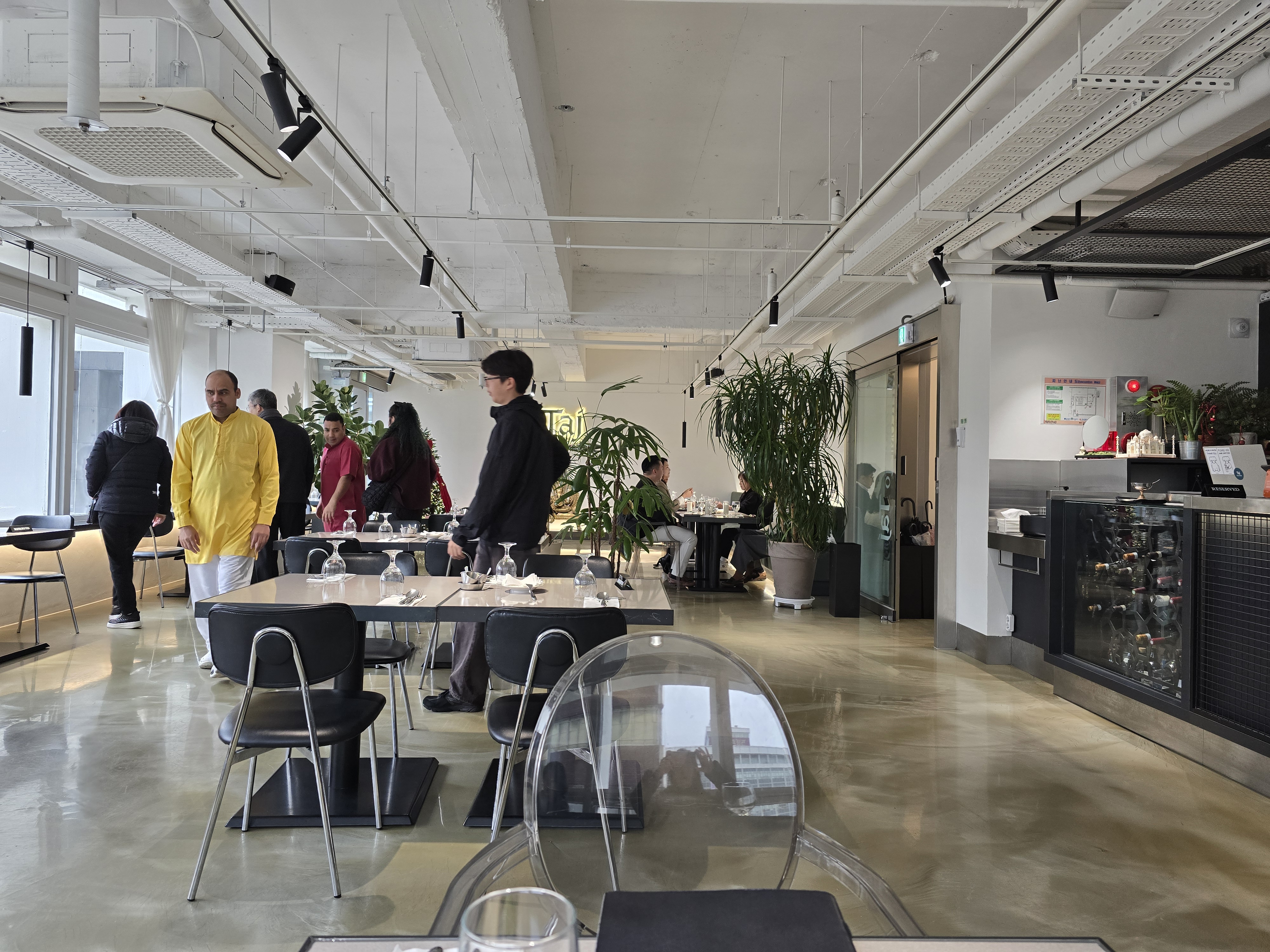 명동 인도음식점 타지 실내 분위기