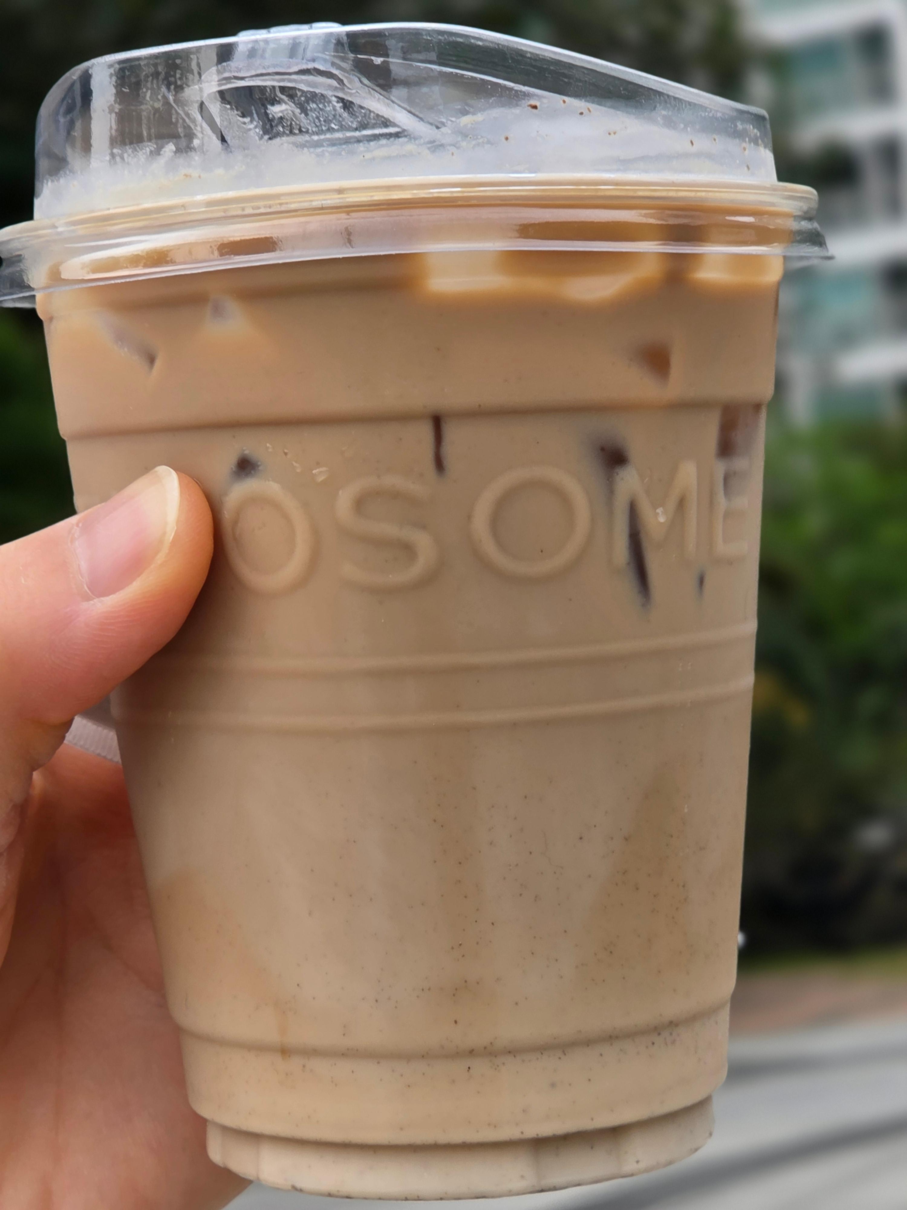 투썸플레이스 바닐라빈 콜드브루 라떼 컵 속에 보이는 바닐라빈 알갱이와 라떼의 모습