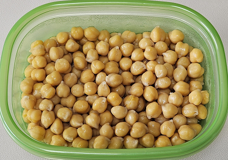 병아리콩을 삶아서 통에 담은 모습.